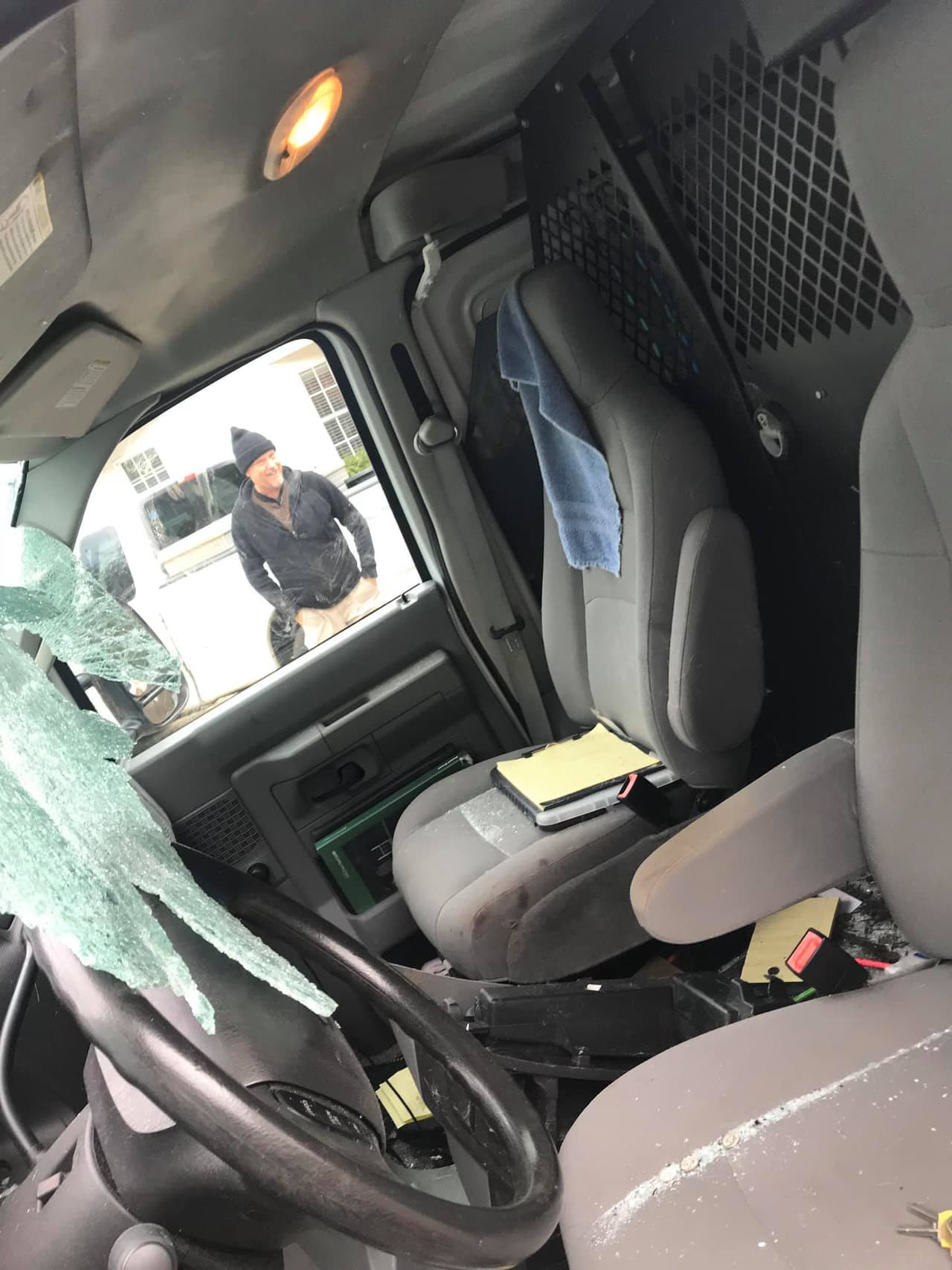 El ciervo sobrevivió y el conductor tuvo que abrir la puerta para que pudiera salir tras la colisión.