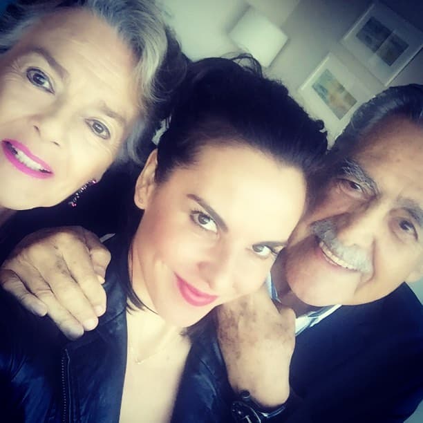 Kate del Castillo está gozando del fin junto a sus papis.