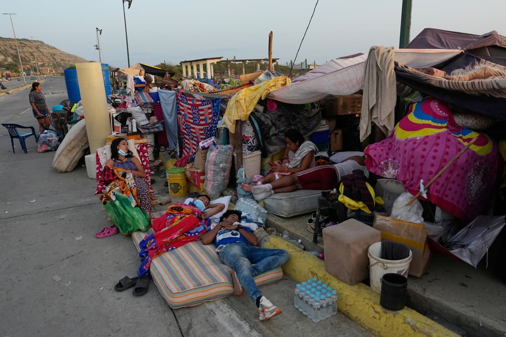 Personas acampan frente a su edificio de apartamentos tres días después de que los terremotos dañaran sus viviendas en La Guaira, Venezuela, el sábado 27 de junio de 2026. (Foto AP/Fernando Vergara)