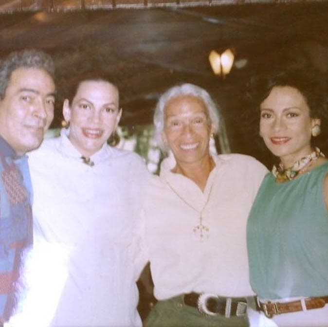 Josefina Echánove tuvo tres hijos: la periodista Peggy Echánove, la cantante María del Sol y el
<b><a href="https://www.univision.com/entretenimiento/celebridades/debido-a-las-secuelas-de-las-drogas-alonso-echanove-tiene-paralizada-la-mitad-de-la-boca-fotos" target="_blank">primer actor Alonso Echánove.</a></b>