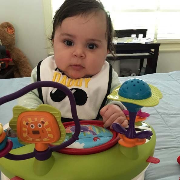 MVP estrenando sillita para comer.