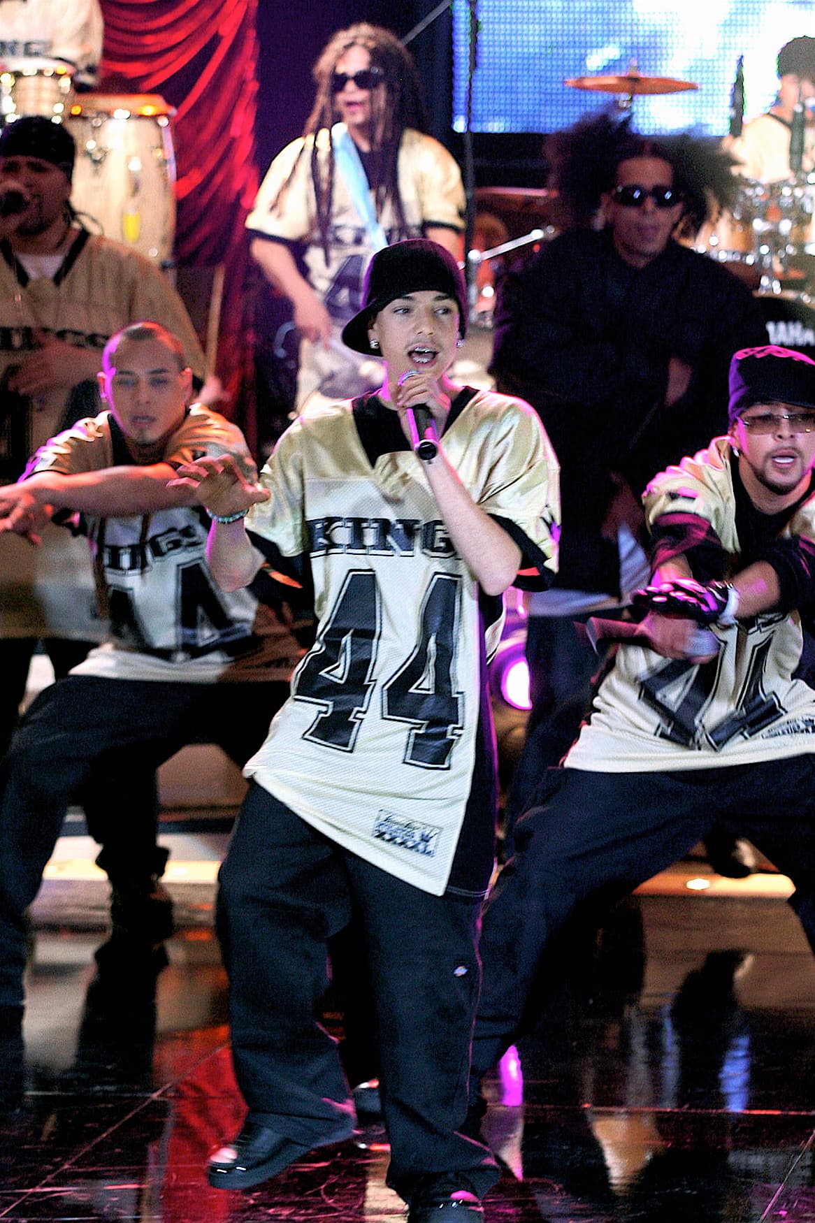 Pee Wee debutó en los Kumbia Kings en la adolescencia y a los 16 años se convirtió en uno de los integrantes más famosos del grupo. Canciones como ‘Mi dulce niña’ o ‘Sabes a chocolate’ le valieron un gran éxito.