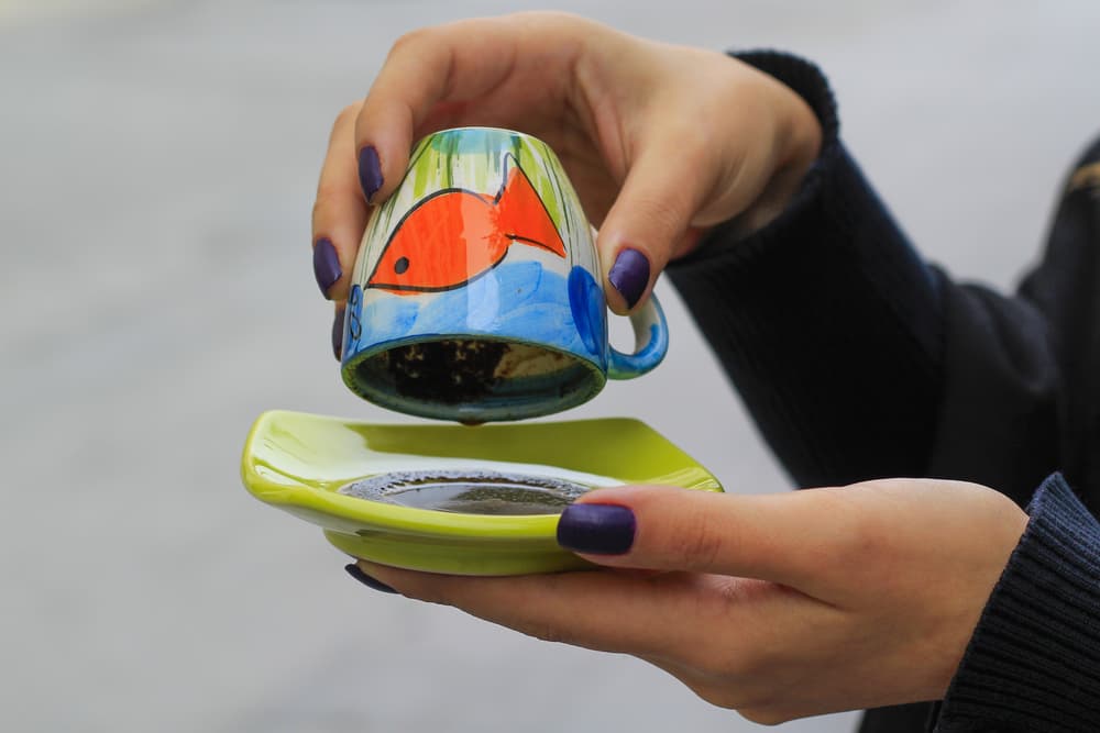 Tras beber el café, la lectura se puede hacer directamente en la taza luego de que acabes tu bebida, pero también pueden hacerlo volcando la taza sobre un plato o inclusive sobre un pañuelo blanco para interpretar la mancha que deja el café ahí.