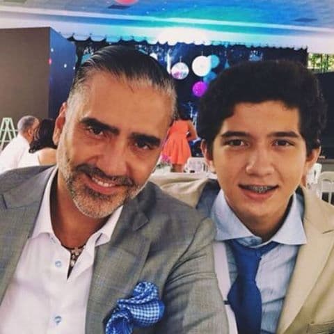 "El Potrillo" no duda un instante en compartir la felicidad que le produce estar al lado de sus retoños.