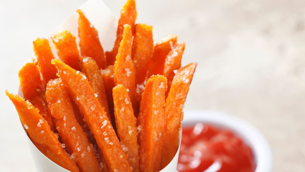 <b>Batata frita</b>: Las comidas al aire libre son una tradición de verano consagrada por el tiempo, pero las interminables guarniciones pueden hacer que sus hijos se llenen con los alimentos que usted no quiere que coman. Intente hornear
<b>batatas fritas </b>en su lugar, que son más nutritivas que las papas fritas normales y están llenas de vitamina A.