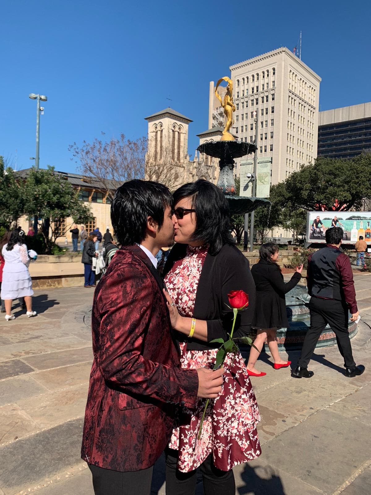 La Corte del Condado de Bexar en San Antonio llevó a cabo
<a href="https://www.univision.com/san-antonio/kwex/parejas-celebran-su-boda-en-san-valentin-video">bodas masivas</a> de forma gratuita este 14 de febrero.