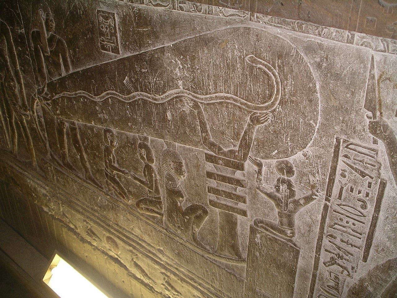 Otra de las teorías afirma que los antiguos egipcios tuvieron acceso a tecnología alienígena para crear baterías y con ellas generar algún tipo de electricidad, como se puede ver en el templo de Dendera.
<br>