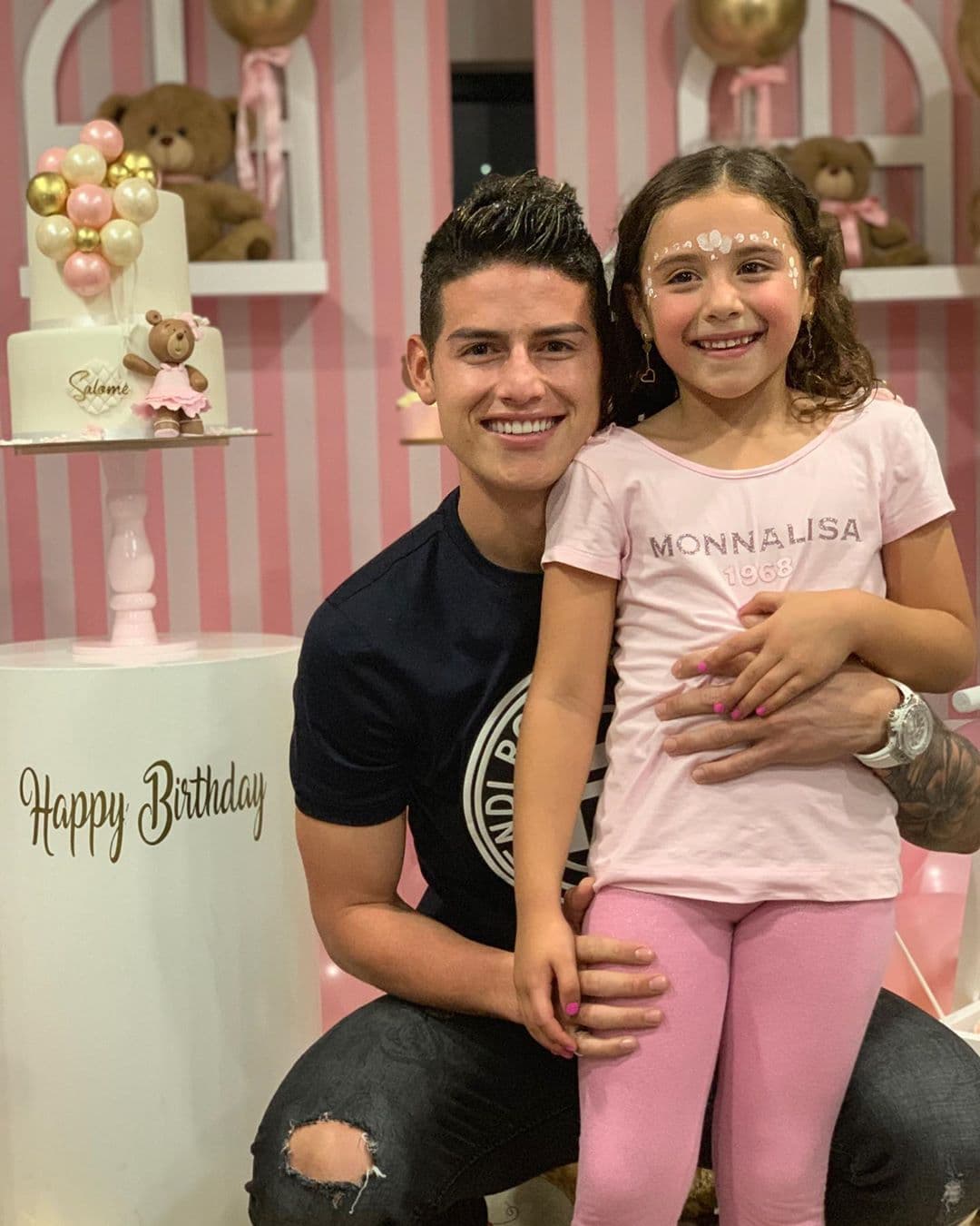 Esta es la segunda vez que James Rodríguez se convierte en padre. El futbolista tiene un hija llamada Salomé, a quien procreó con la modelo Daniela Ospina.