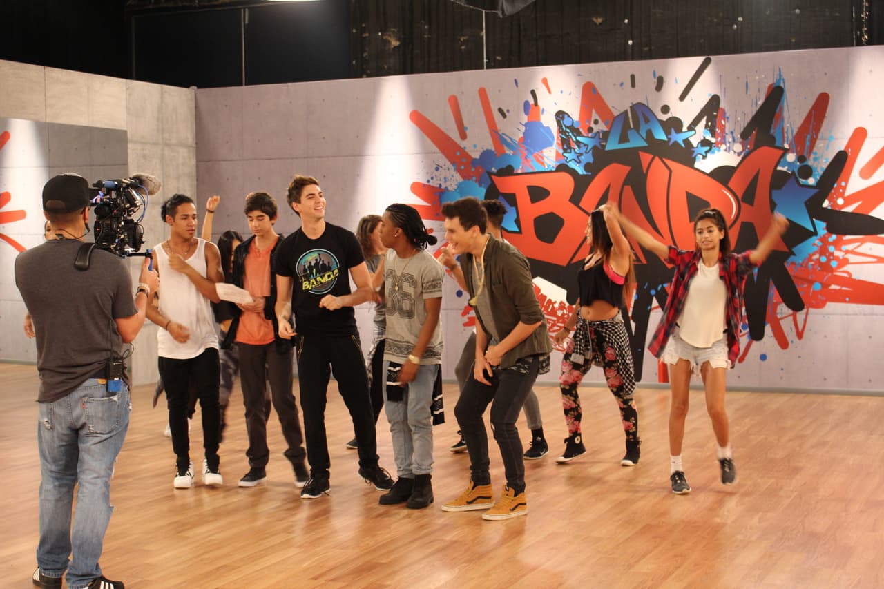 En el estudio los participantes afinan cada detalle de su presentación para #LaBandaLive show 4. El nivel de exigencia es cada vez más fuerte y ninguno quiere decir good bye.