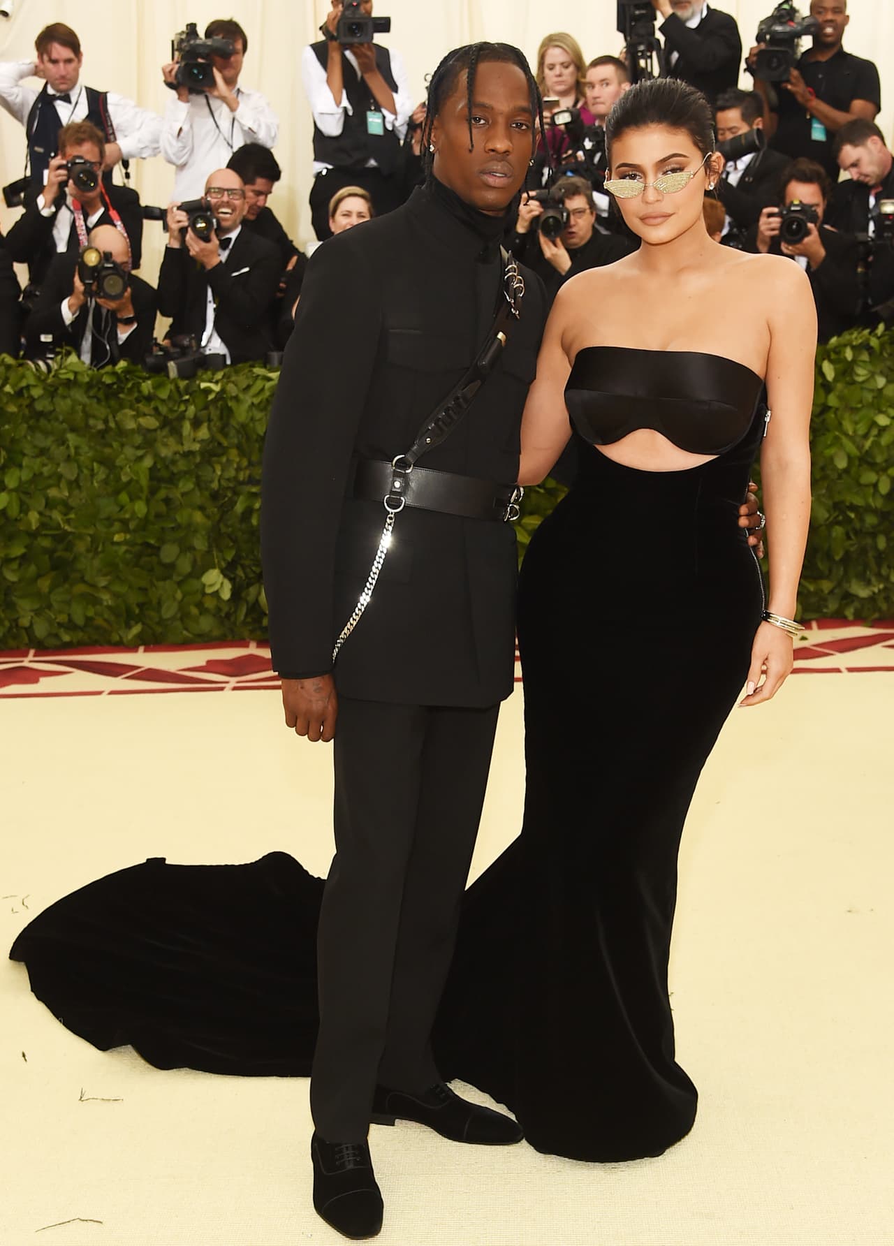 Esta "maldición" consiste en que las relaciones de sus hermanas han sido siempre foco de la prensa, de las habladurías y los escándalos; consciente de ello, Kylie ha conseguido mantener la suya al margen de los chismes.