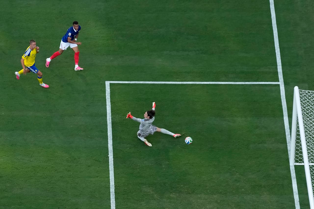 El francés Kylian Mbappé (10) marca el tercer gol de su equipo ante el sueco Jacob Widell Zetterström (1) durante un partido de dieciseisavos de final de la Copa del Mundo entre Francia y Suecia en East Rutherford, Nueva Jersey, cerca de Nueva York, el martes 30 de junio de 2026.