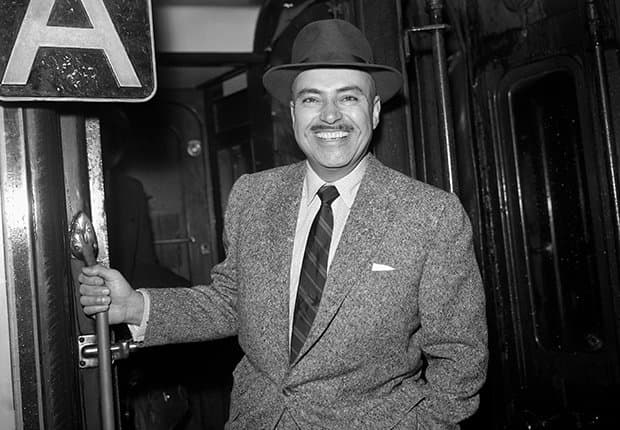 Esta es la última fotografía publicada de Pedro Armendáriz, captada al abordar el tren que lo llevaría a Los Ángeles, California, en 1963. Este sería el último viaje que emprendió, acompañado por Carmelita. Al ver que su cáncer ya se había metastasizado, decidió matarse antes de tener una imposible agonía.