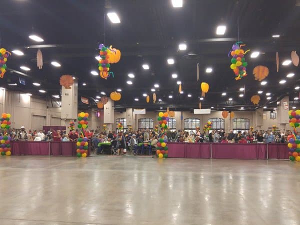 Como cada año, este jueves se celebró la tradicional cena de Acción de Gracias de Raúl Jiménez, la cual tuvo lugar en el centro de Convenciones Henry B. Gonzalez. En esta ocasión, se logró alimentar a 25,000 personas, gracias a la participación de más de 4,000 voluntarios. La cena de Raúl Jiménez inició en 1979 en un intento de llevar alimento caliente en esta fecha a los más necesitados.