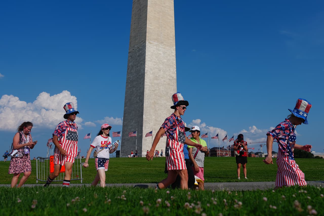 El sábado 4 de julio de 2026, en el National Mall de Washington, la gente llega al evento "Homenaje a Estados Unidos" en conmemoración del 250 aniversario de la independencia del país.