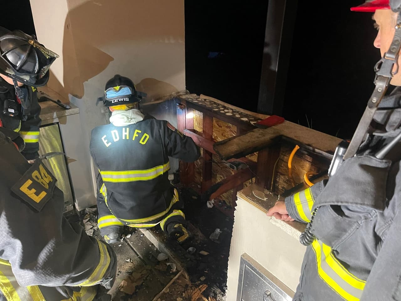 Mantén a niños y mascotas alejados de la parrilla para prevenir accidentes.