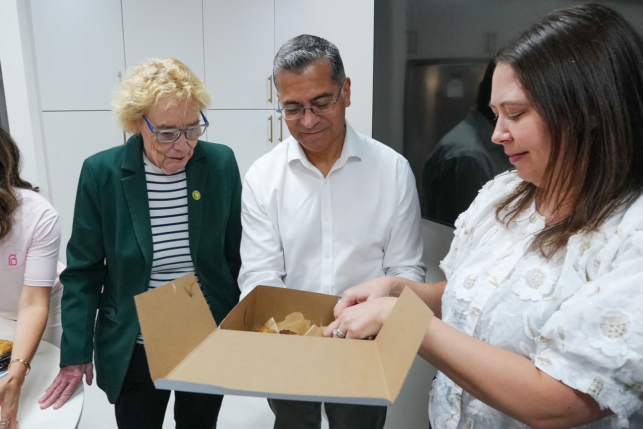 El candidato demócrata a gobernador de California, Xavier Becerra, acompañado por la representante Zoe Lofgren (demócrata por California), reparte galletas en la sede de Planned Parenthood en Sacramento, California, el lunes 1 de junio de 2026. (Foto AP/Rich Pedroncelli)
<br>
