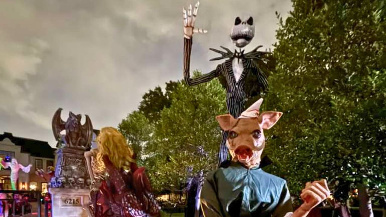 <h3 class="cms-H3-H3">El reto para Dallas </h3>
<br>El caso de Deloache se ha convertido en un símbolo del nuevo dilema urbano:
<b>cómo manejar las expresiones virales en la era de las redes sociales. </b>
<br>Una casa que se ilumina por diversión puede terminar atrayendo
<b>miles de visitantes, tráfico, ruido y costos que terminan asumiendo los vecinos y la ciudad. </b>Este lunes, cuando el tema llegue al Ayuntamiento, Dallas buscará
<b>una respuesta que equilibre la creatividad con la convivencia. </b>Porque en Preston Hollow, entre luces, esqueletos y selfies, lo que está realmente en juego no es solo el espíritu festivo,
<b> sino el derecho a la tranquilidad.</b>