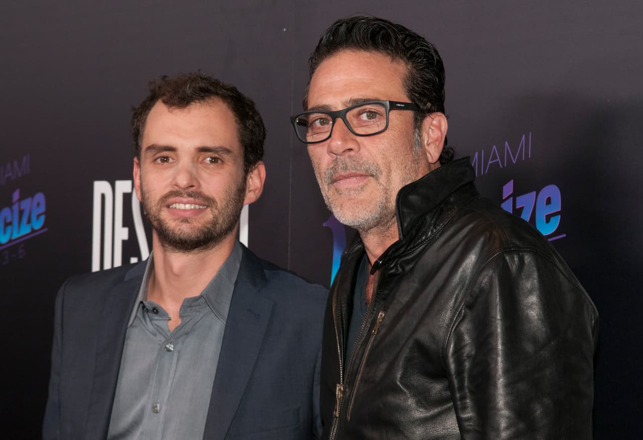 Jonás con Jeffrey Dean Morgan.