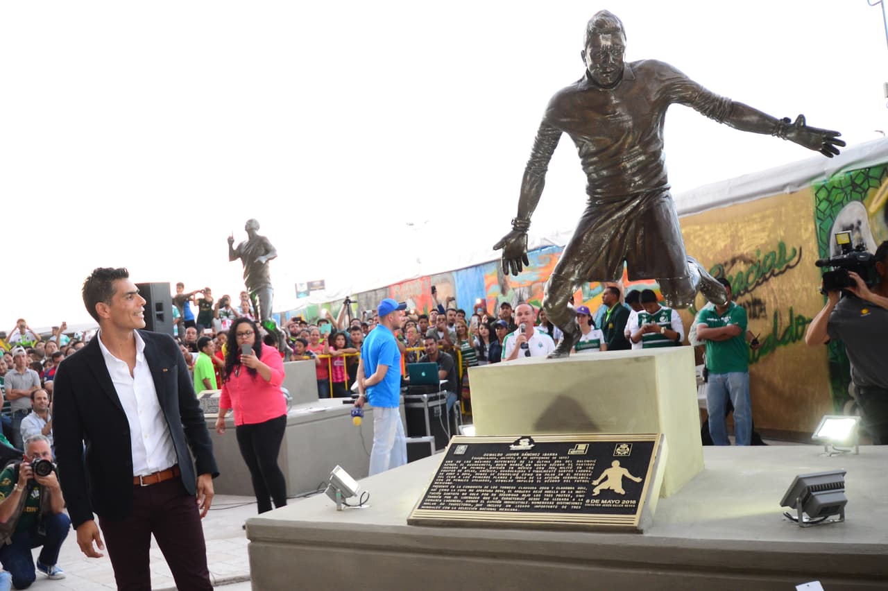Oswaldo Sánchez ya tiene estatua en el TSM