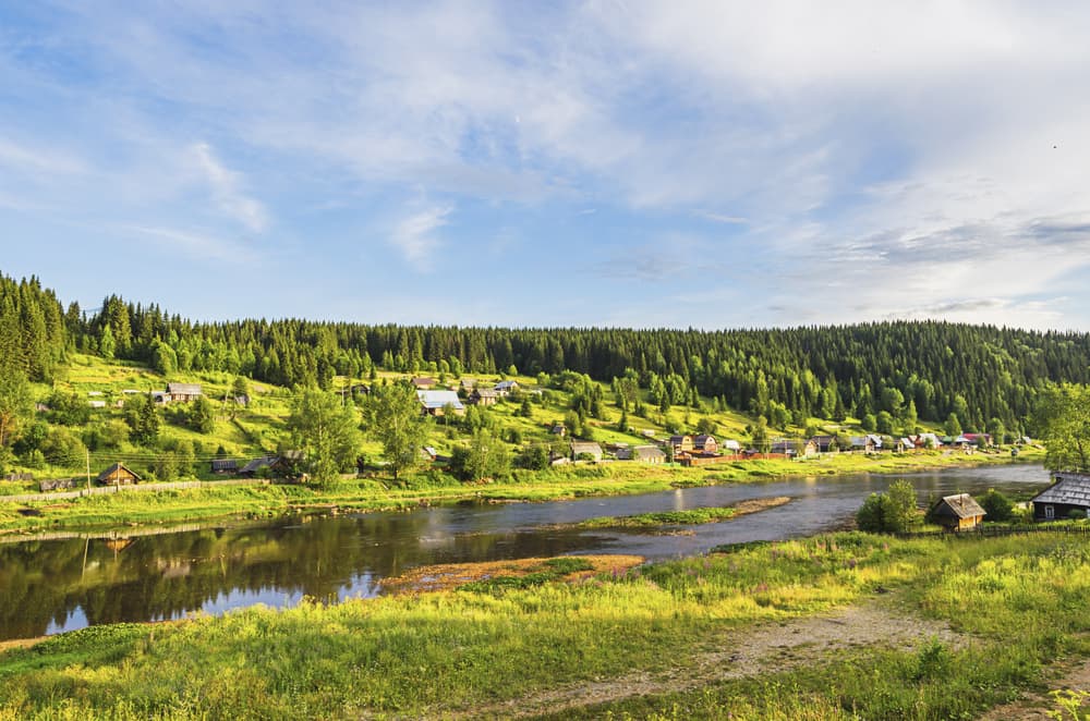 <b>El triángulo Molebka, Rusia</b>
<br>
<b> </b>Durante los últimos 100 años, la gente que vive en esta zona situada en los montes Urales ha denunciado que se ven luces y signos extraños en el cielo, inclusive hay quienes han dicho que han sido visitados por seres de aspecto traslúcido. En esa zona rusa, las brújulas y los aparatos eléctricos no funcionan adecuadamente.