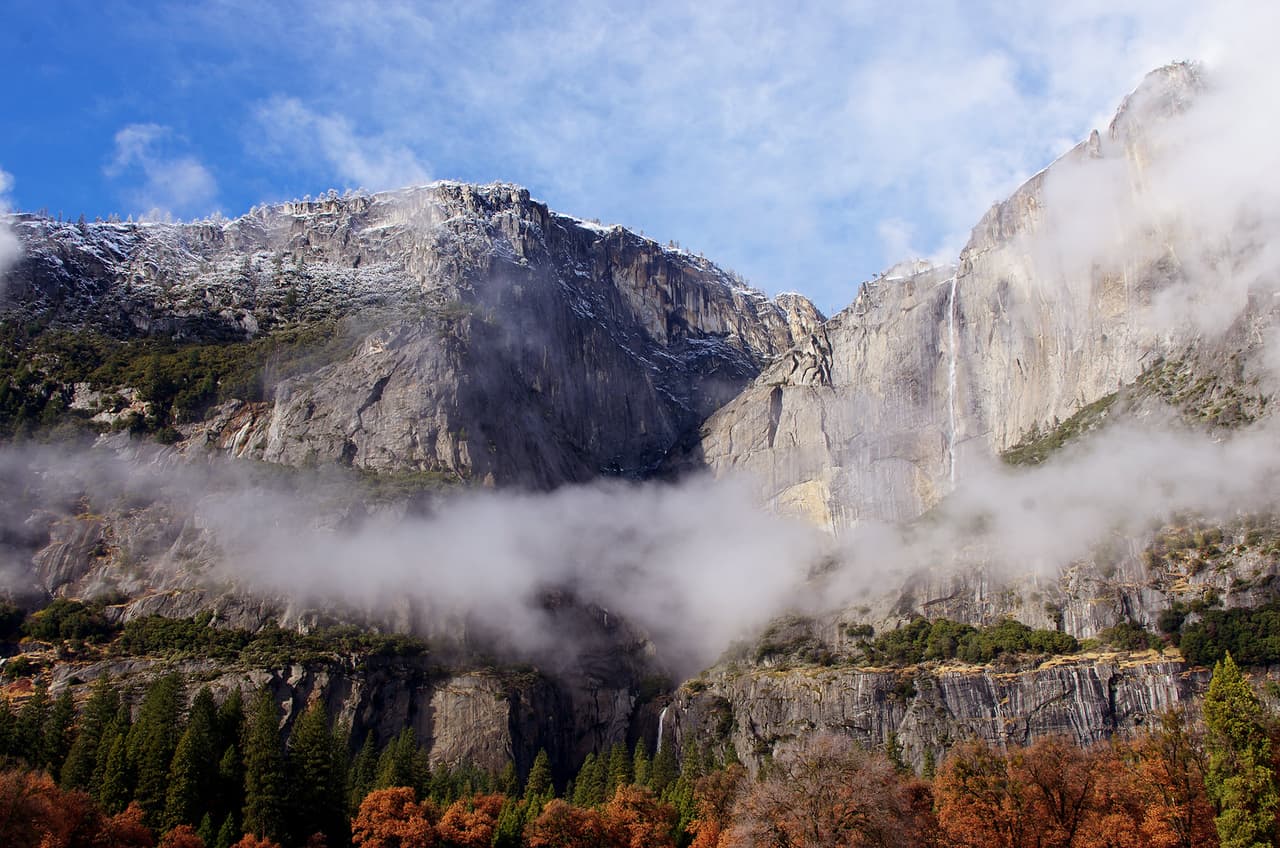 Yosemite Falls es otra de las atracciones del Parque que merece la pena visitar en esta época, ya que las cataratas de agua que caen se aprecian de mejor manera en esta fecha. La cascada del agua irá en aumento a medida que la nieve se derrita.