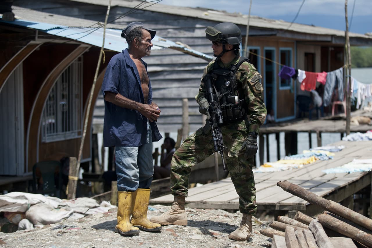 Un agente de marina conversa con un residente de la ciudad de Buenaventura, en Colombia.