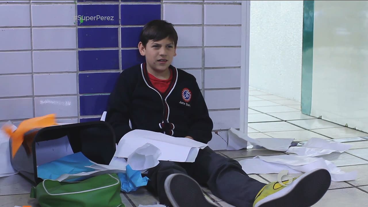 En la escuela, Poncho es acosado por un compañero quien intentó darle un golpe, pero se movió tan rápido que fue a estrellarse contra la pared. Ahí descubrió algo en relación con la ropa que se robaron.