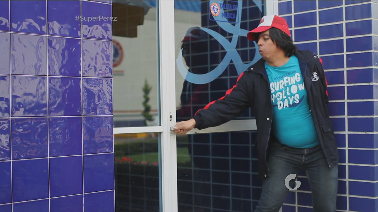 En la escuela, Poncho descubre que 'El Muelas' trae puesta la ropa que se robaron.