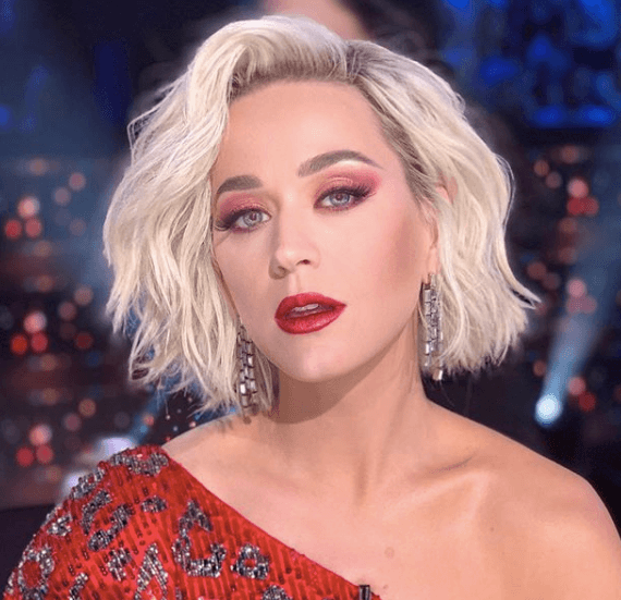 Si te fijas, el foco en ella se va a sus ojos, gracias a la elección de tu cabello y el arco profundo de sus cejas oscuras. En su caso, ella es muy aventurada en el uso de colores brillantes.