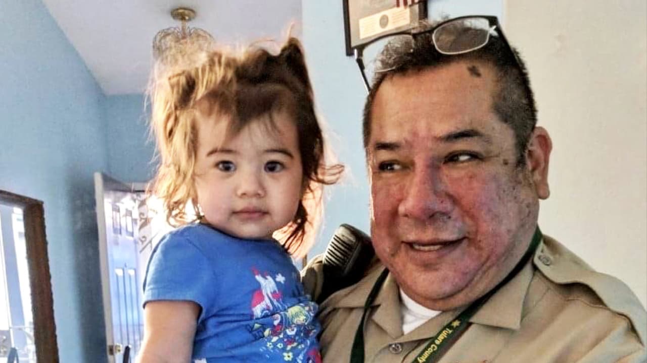 Un oficial policial pierde la batalla contra el coronavirus en el condado de Tulare