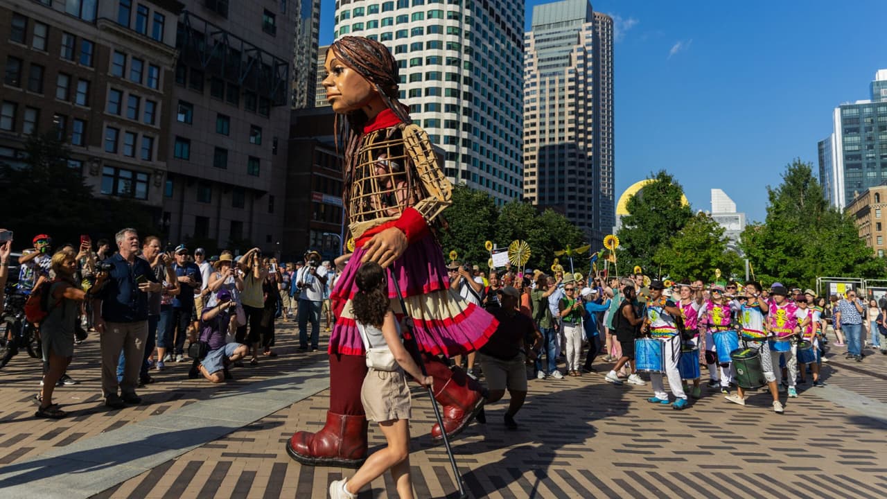 El camino de Amal es una celebración del arte, la esperanza y la humanidad, uniendo comunidades para mostrarles la importancia de las necesidades de inmigrantes y buscadores de asilo.