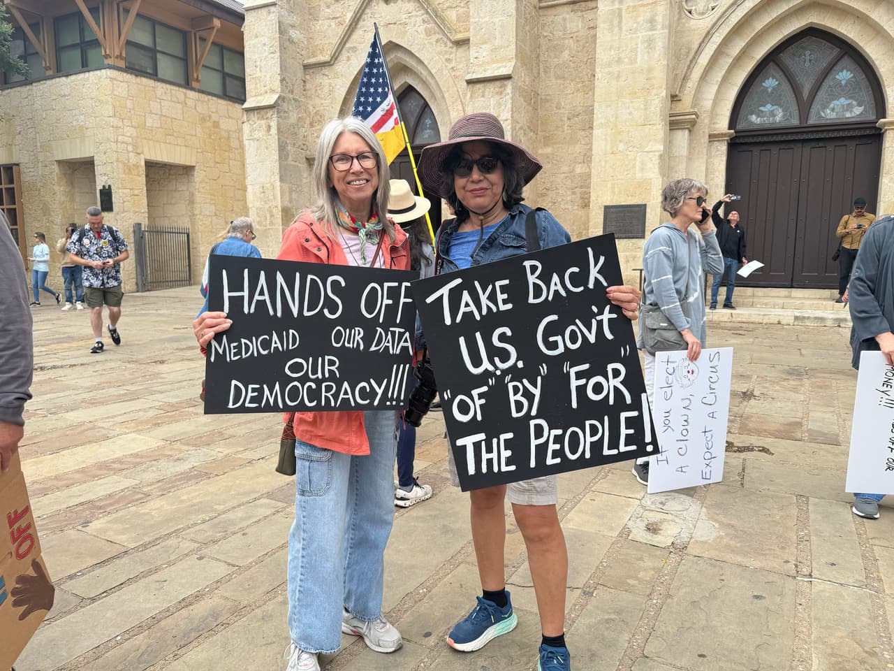 Decenas de personas se reunieron en el Main Plaza, en el centro de San Antonio, para protestar contra las nuevas políticas de la adminsitración del presidente Donald Trump.