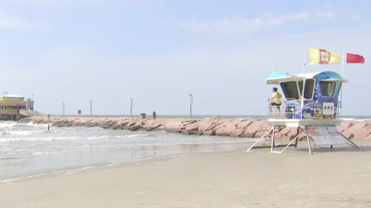 La Guardia Costera pide respetar estas señales para evitar tragedias debido a las condiciones adversas en las aguas del Golfo de México.