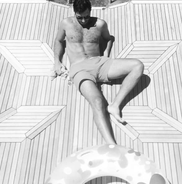 Posando como todo un supermodelo.