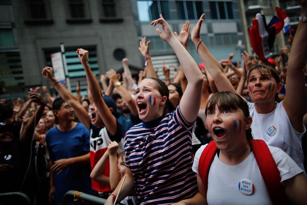 En las calles de París se vive la celebración de los fanáticos por la conquista del título mundial de fútbol por parte de la selección de Francia.