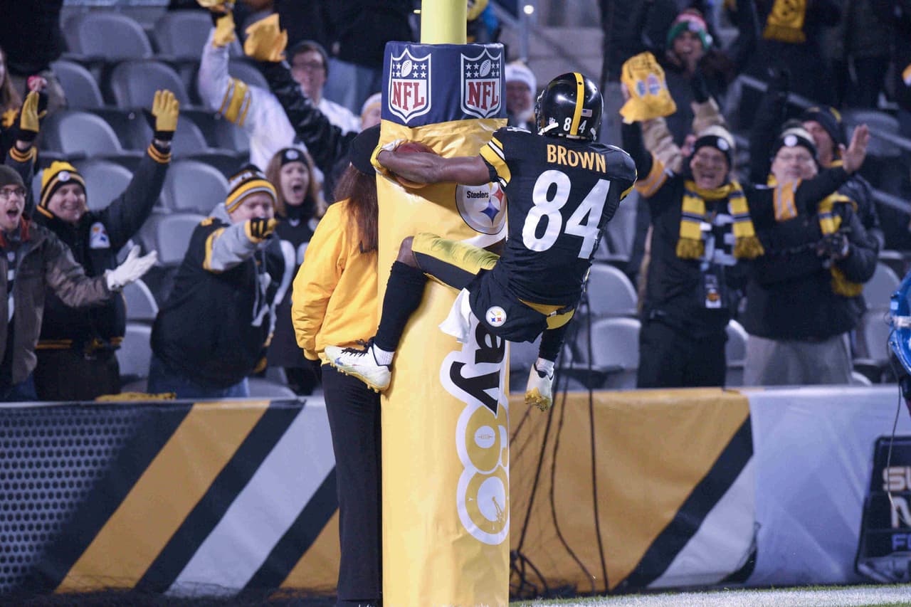 Antonio Brown multado por festejo al estrellarse con el poste