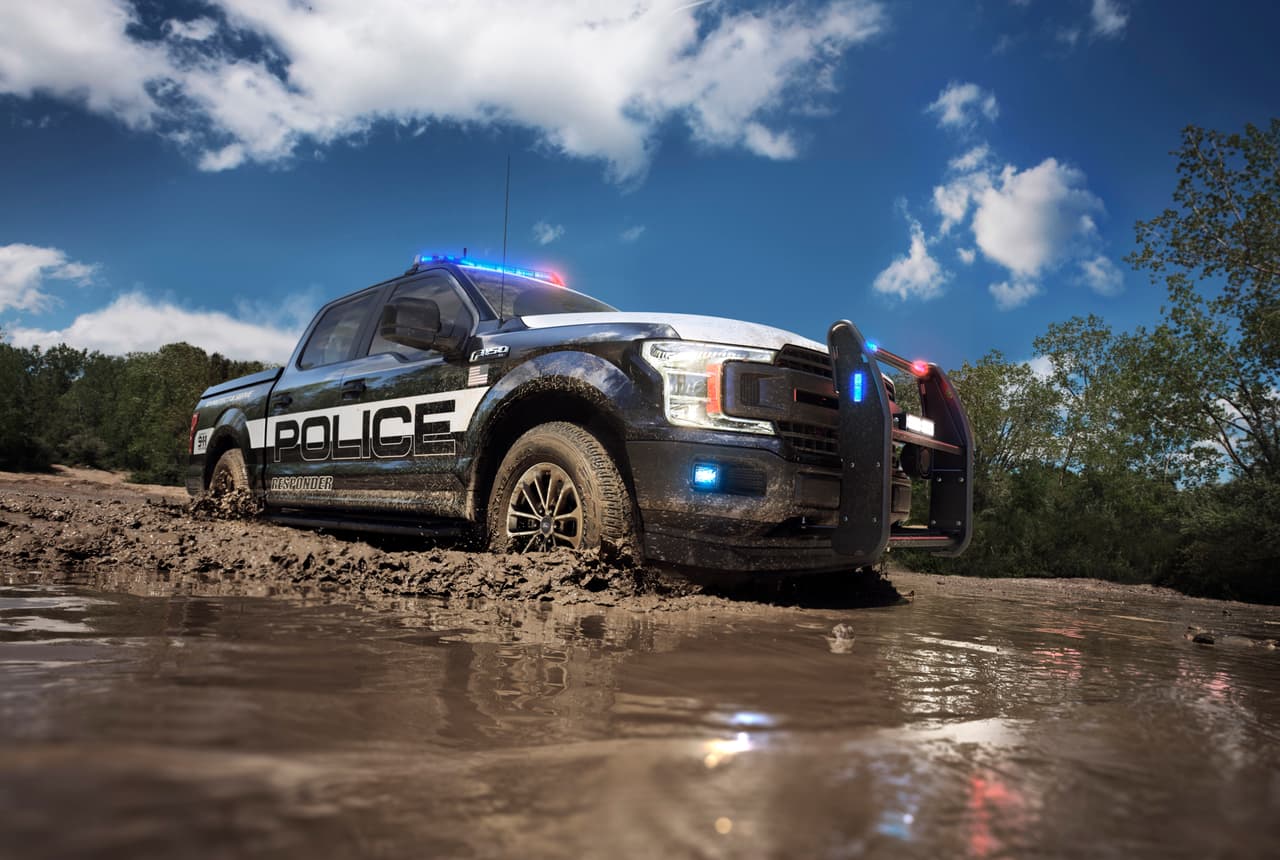 <b>2. La Ford F-150 Police Responder te perseguirá sobre y fuera del pavimento.</b>
<br>
<br>Su sistema de tracción en 4 ruedas con engranaje bajo, diferencial trasero bloqueable, placas protectoras, ruedas de aleación de 18 pulgadas equipadas con llantas para tod terreno y por supuesto, también sus amortiguadores todoterreno, hacen de ella un vehículo todoterreno más competente que la gran mayoría de los autos comunes.