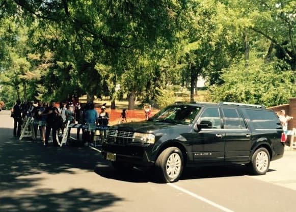 Según testigos, al finalizar el entierro privado, los familiares de 'Krissy' abandonaron el cementerio.