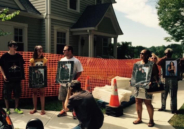 Afuera del cementerio de Fairview, había varios fans de la joven cantante y de su madre.