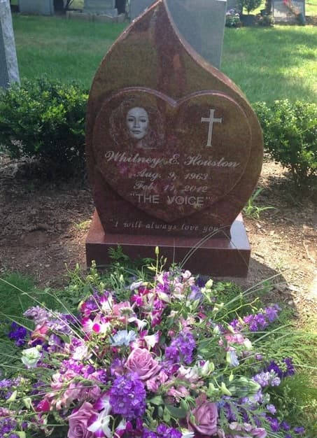 Whitney fue sepultada en este cementerio en 2012 y a su vez, sus restos descansan al lado de su padre, John Russell Houston, quien murió en 2003.