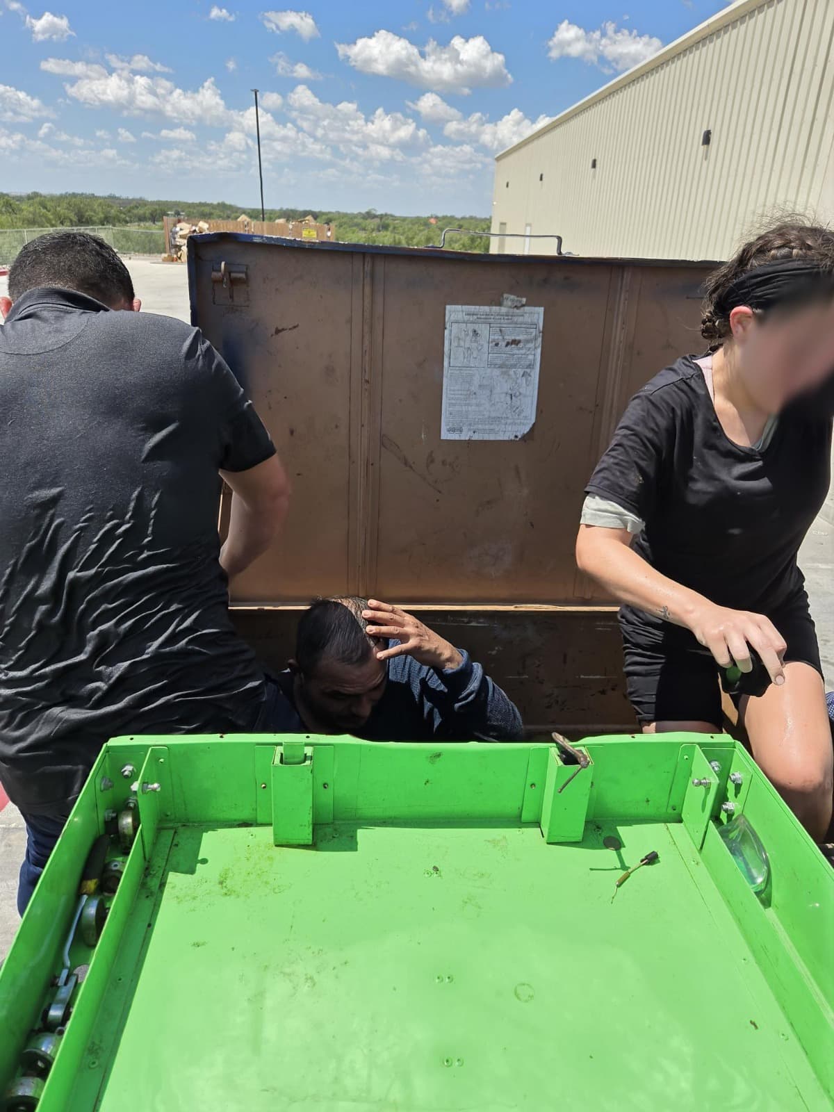 Las autoridades recordaron que este tipo de situaciones, que involucran encierros en condiciones extremas, han terminado en tragedias en casos previos.