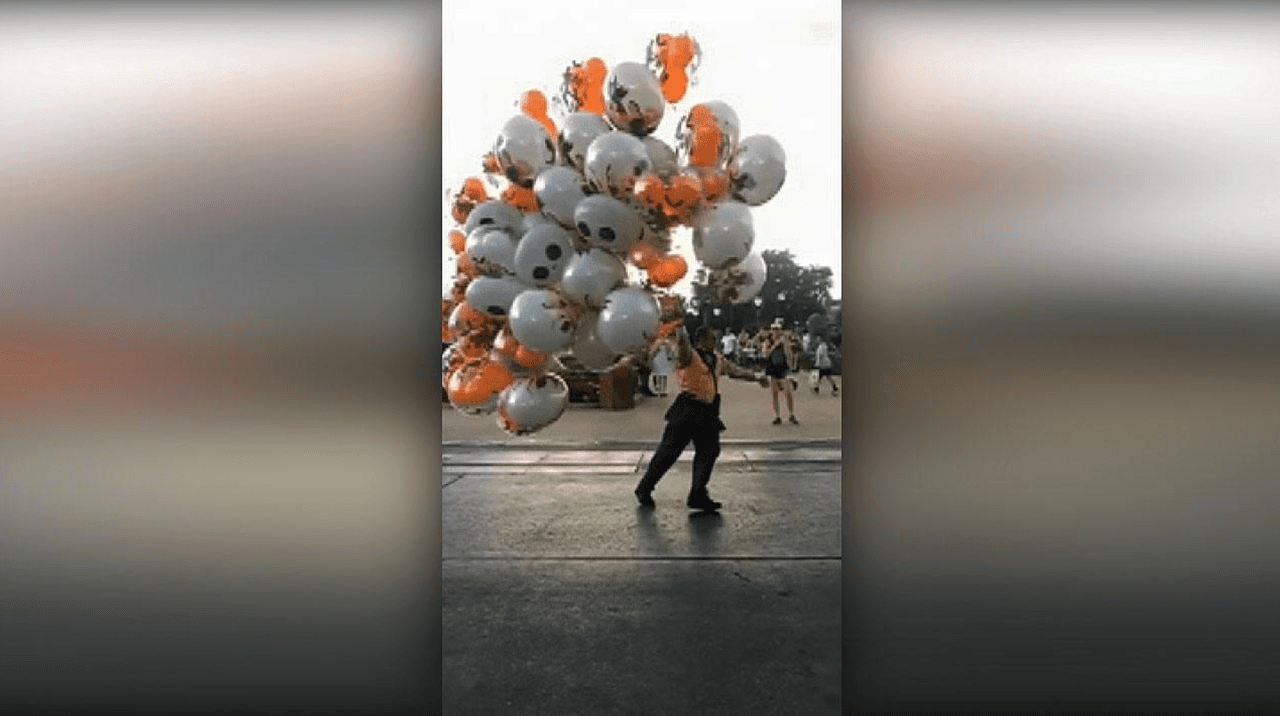 Un empleado de Disney World casi sale volando al ser impactado por una ráfaga de viento