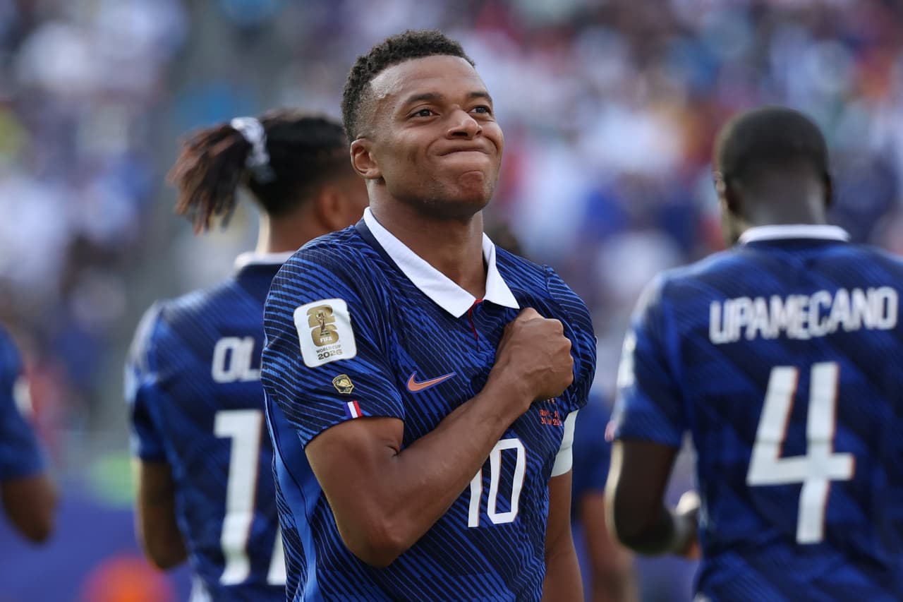 El francés Kylian Mbappé (10) celebra tras marcar el tercer gol de su equipo durante el partido de la ronda de 32 de la Copa del Mundo entre Francia y Suecia en East Rutherford, Nueva Jersey, cerca de Nueva York, el martes 30 de junio de 2026.