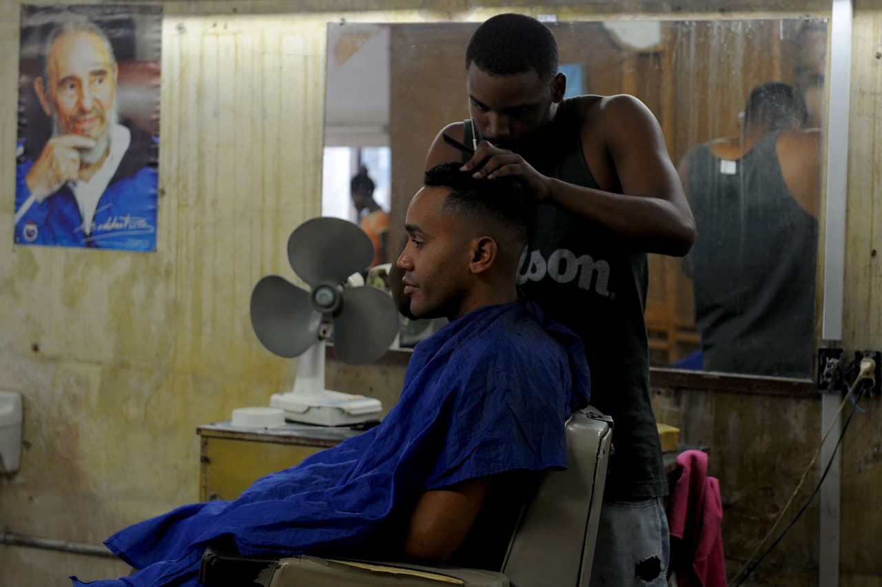 Una imagen del líder cubano en la pared de una barbería de la capital cubana.
