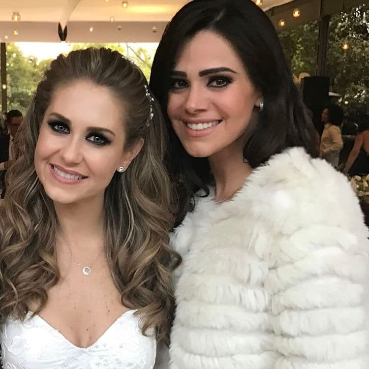 <b><a href="http://www.univision.com/temas/luz-elena-gonzalez">Luz Elena González</a></b> no podía dejar de estar en la boda de su amiga, pues han sido grandes compañeras de telenovela, la primera ocasión en
<i>Querida enemiga</i> (2009) y la más reciente en
<i>Antes muerta que Lichita</i> (2015).