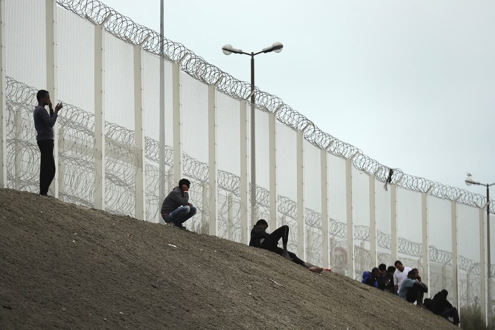 Reino Unido levanta un muro en Francia similar al que propone Trump para detener inmigrantes