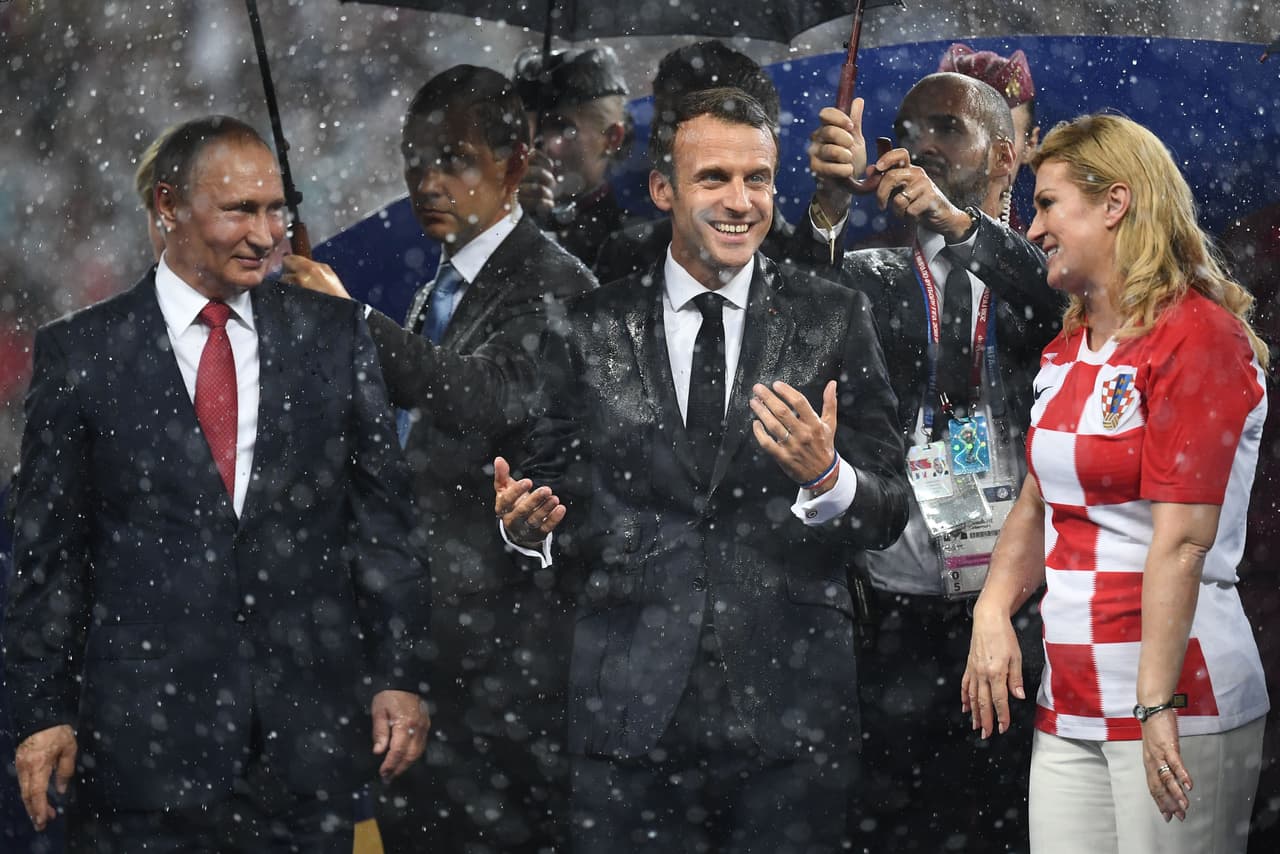 Kolinda Grabar-Kitarović también se mostró despreocupada pese a estar empapada y se deleitó con el singular cierre del evento futbolístico.