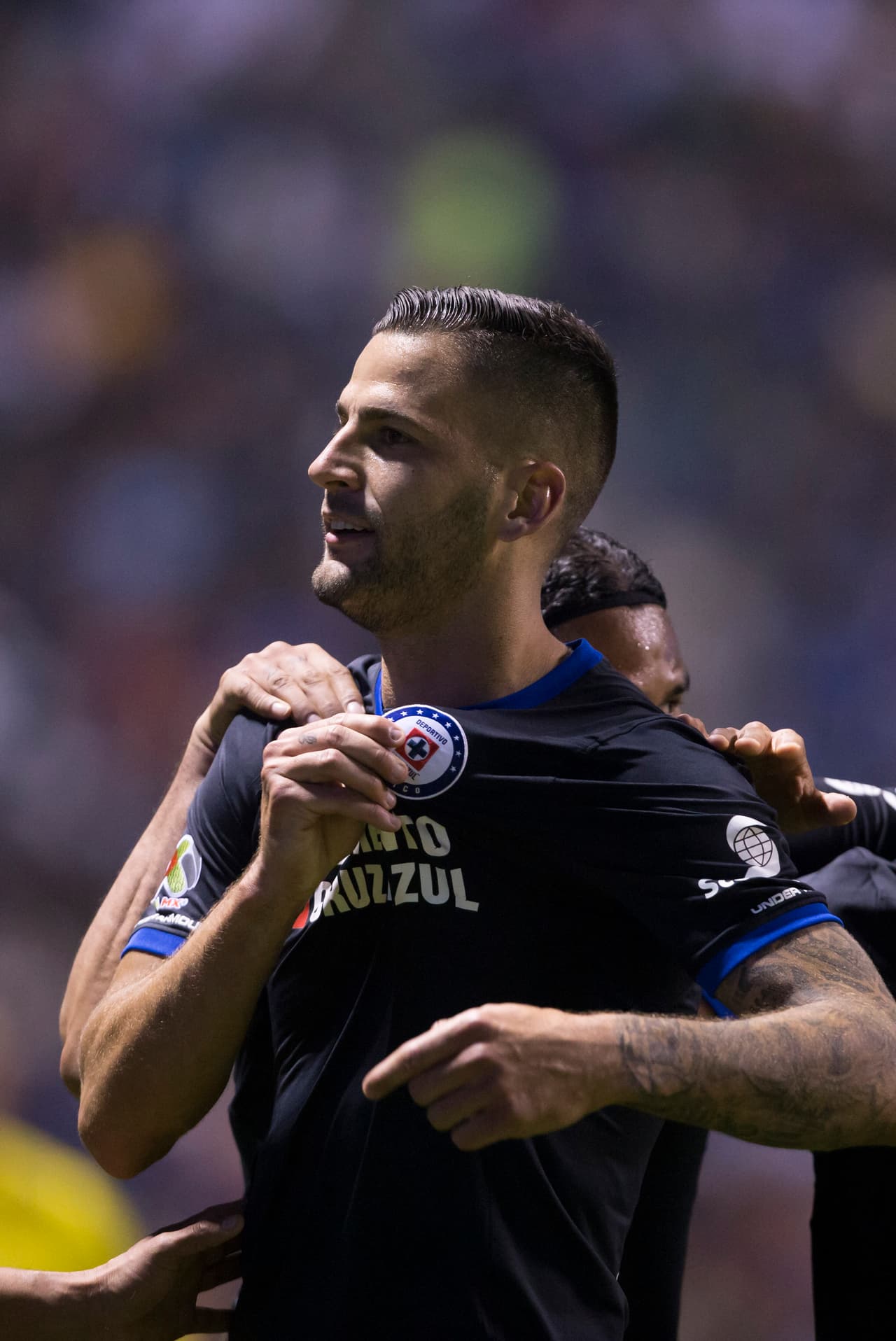 Cruz Azul sacó la casata y en cinco minutos definió con tantos de Martín Rodríguez, al 10 del segundo tiempo, y al 14 con el español Édgar Méndez.