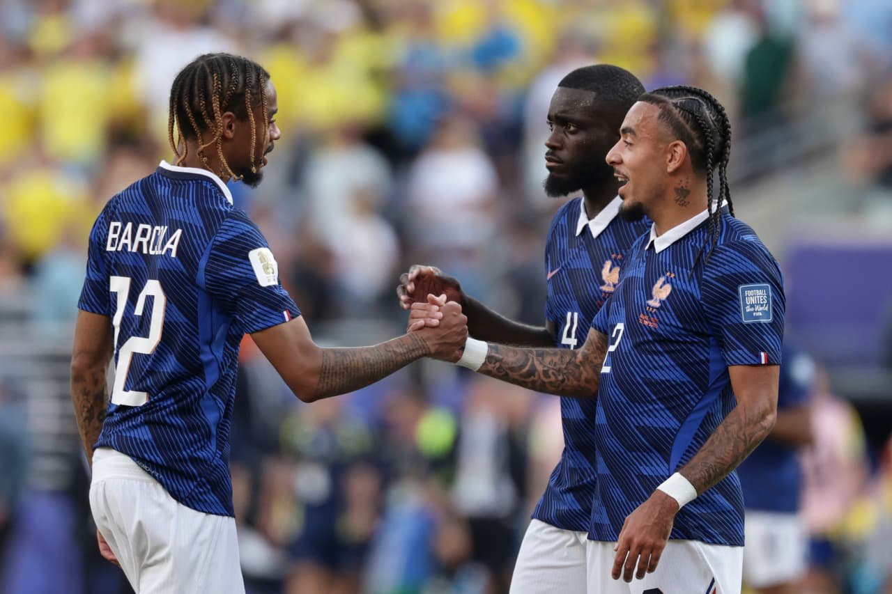 El francés Bradley Barcola (12) celebra la victoria con Dayot Upamecano (4) y Malo Gusto (2) tras el partido de dieciseisavos de final de la Copa del Mundo entre Francia y Suecia en East Rutherford, Nueva Jersey, cerca de Nueva York, el martes 30 de junio de 2026.
