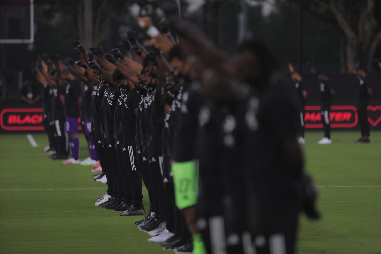 Así fue como los jugadores de la MLS rindieron homenaje y apoyaron al movimiento 'Black Lives Matter' momentos antes del pitazo inicial.